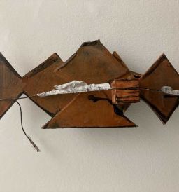 Weer_SkurilesInstrument_2023_Karton-Seil-Acryl_49x23x9cm_2k2.JPG